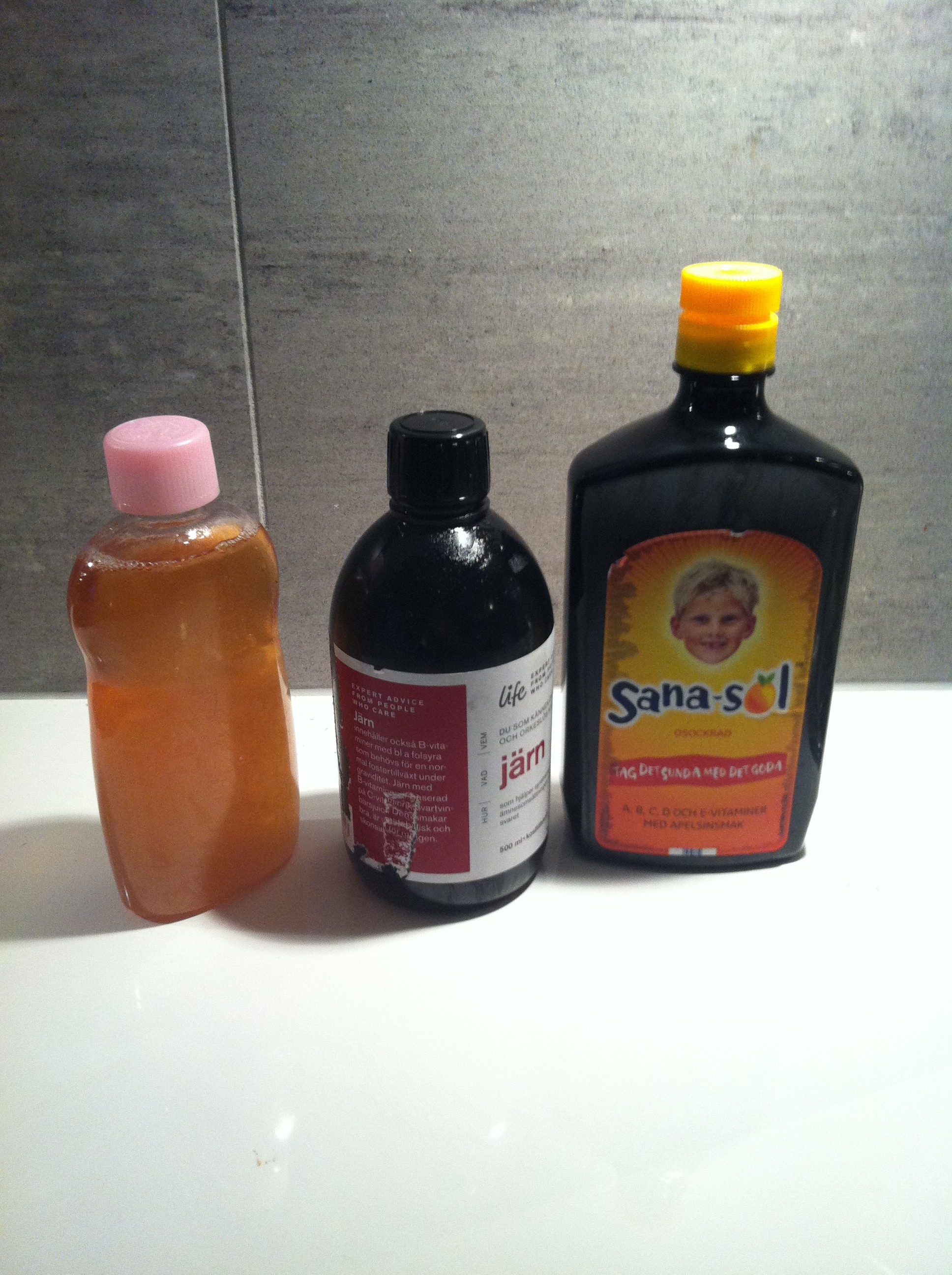 hemmagjort örtschampo i återvunna plastflaskor