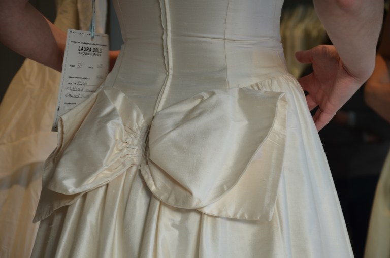 detalj bröllopsklänning rosett vintage