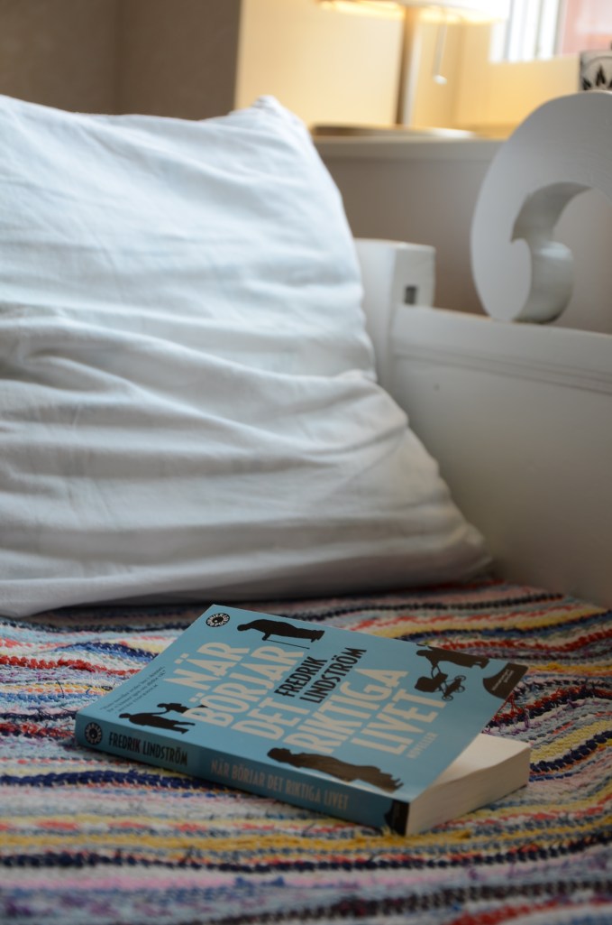 läsa på kökssoffan